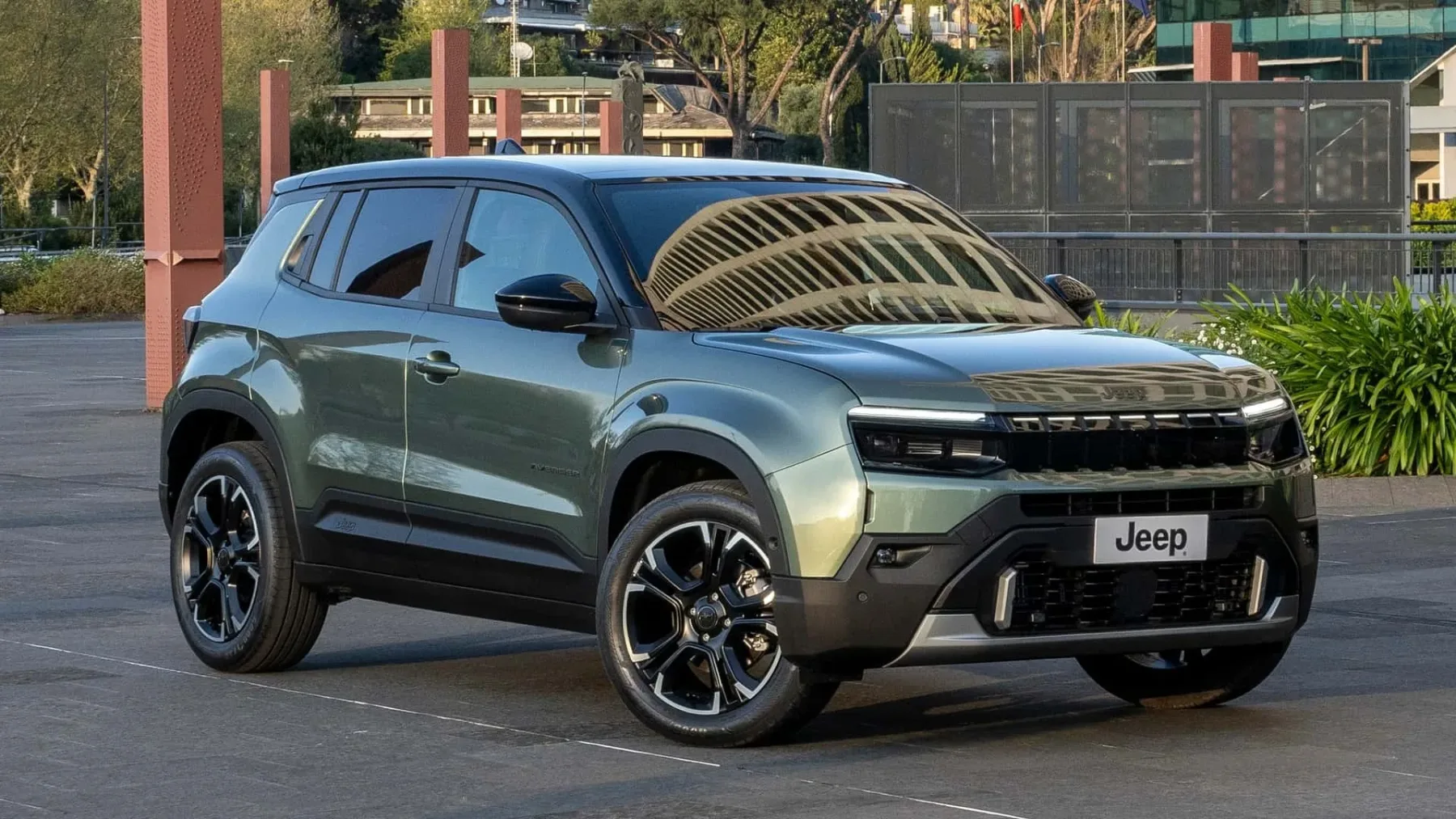 Jeep Avenger 2027: 270.000 kupcev se ni motilo – mali terenec dobil novo srce, ročni menjalnik in masko, ki sveti v temi