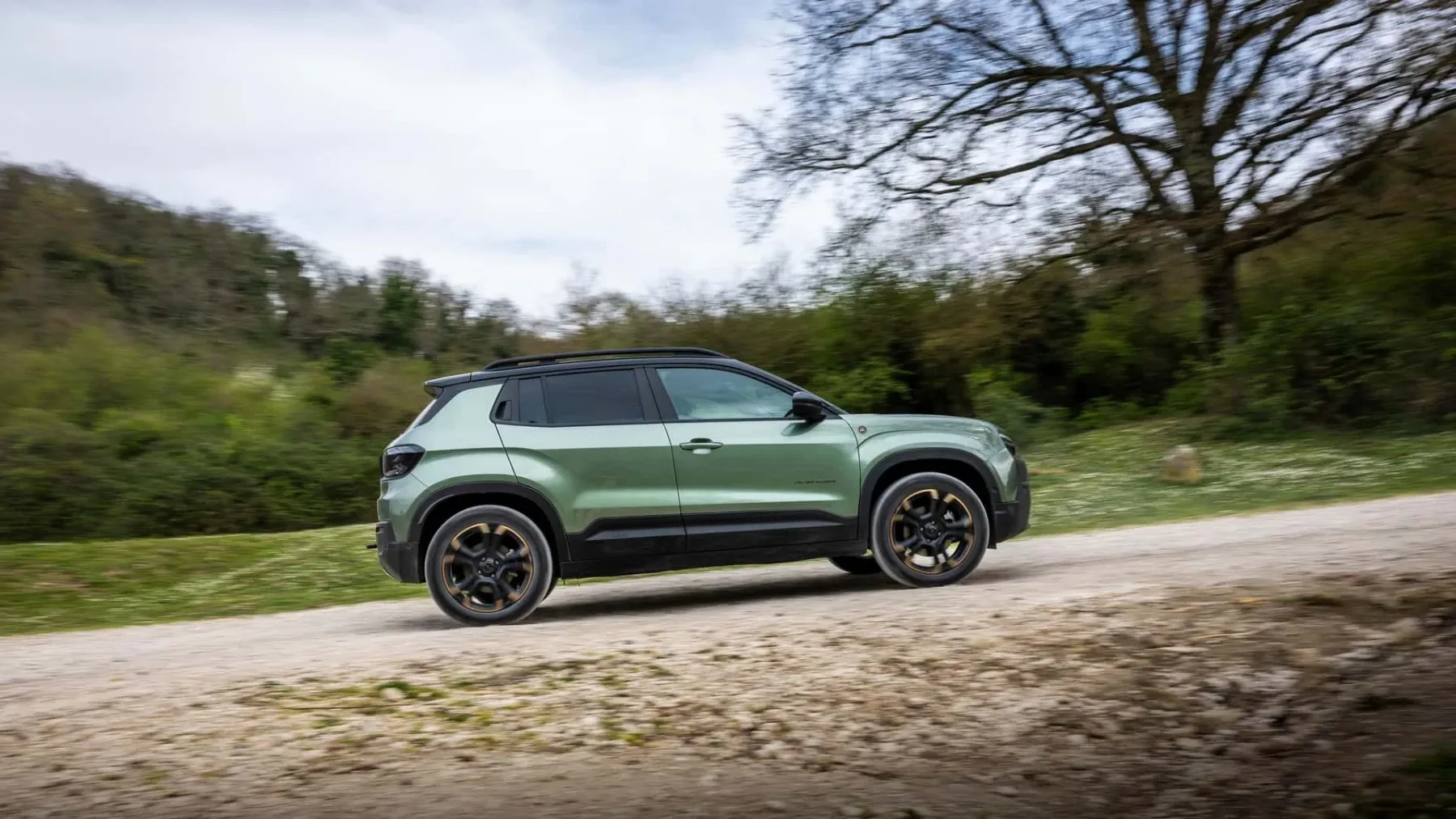 Jeep Avenger 2027: 270.000 kupcev se ni motilo – mali terenec dobil novo srce, ročni menjalnik in masko, ki sveti v temi