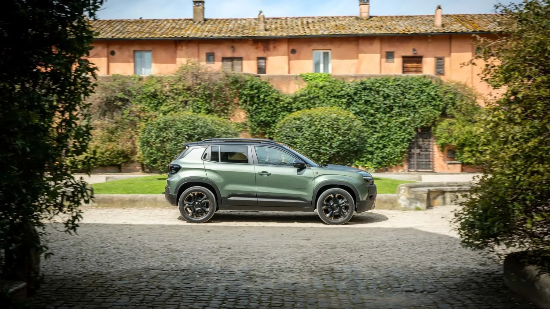 Jeep Avenger 2027: 270.000 kupcev se ni motilo – mali terenec dobil novo srce, ročni menjalnik in masko, ki sveti v temi