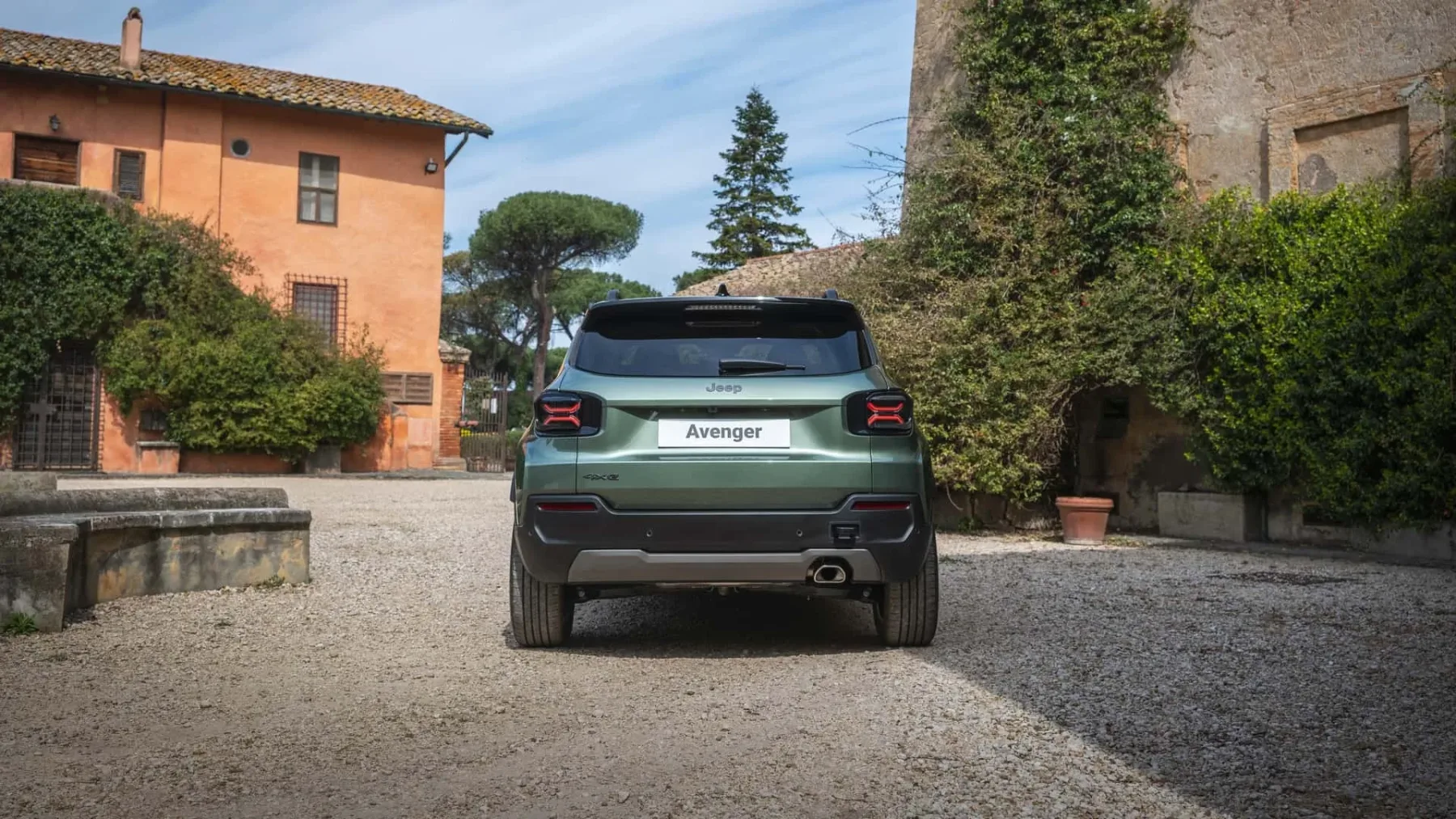 Jeep Avenger 2027: 270.000 kupcev se ni motilo – mali terenec dobil novo srce, ročni menjalnik in masko, ki sveti v temi