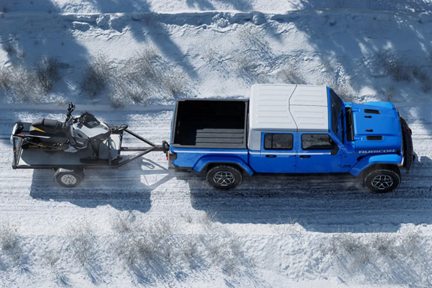 Jeep Gladiator Whitecap 2026: Ko se tvoj delovni stroj odloči za vintage »oblekco«