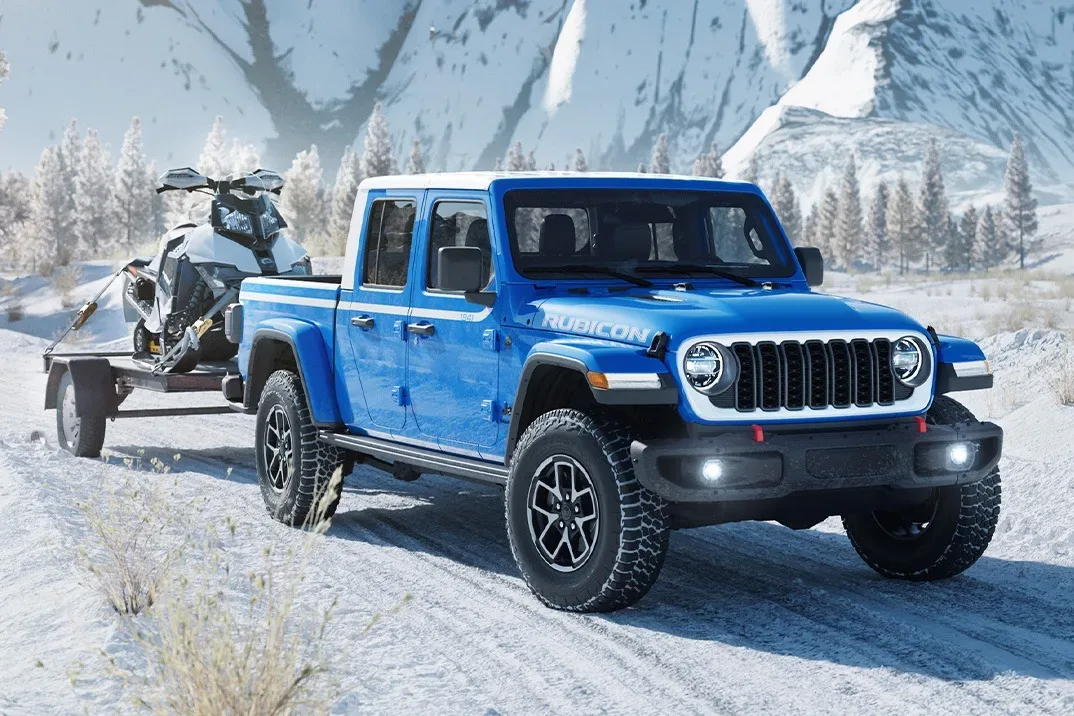 Jeep Gladiator Whitecap 2026: Ko se tvoj delovni stroj odloči za vintage »oblekco«