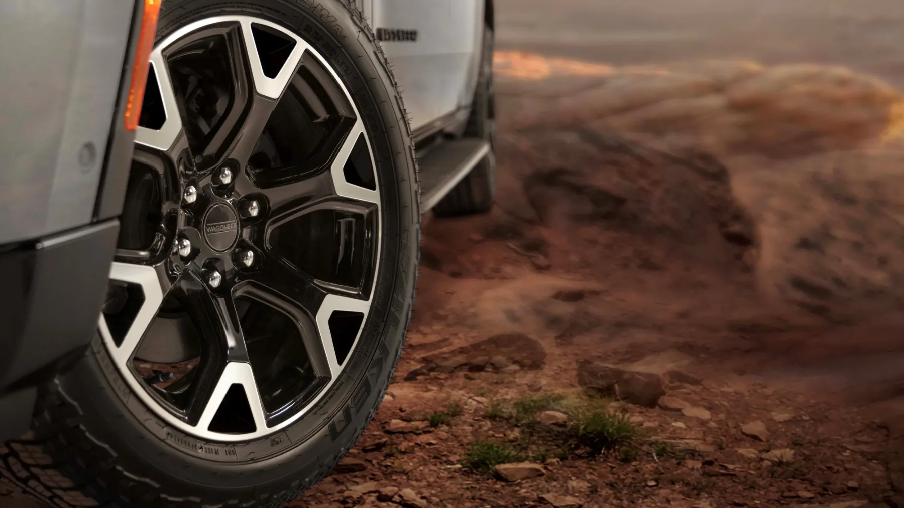 Jeep Wagoneer Overland 2025 – Prestiž s špricanjem blata