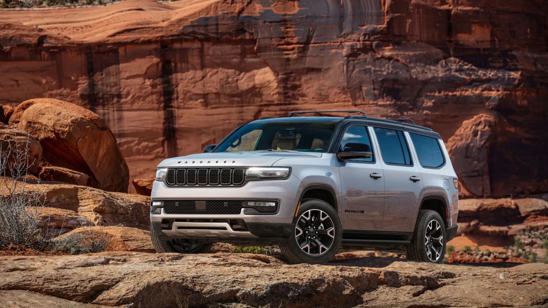 Jeep Wagoneer Overland 2025 – Prestiž s špricanjem blata
