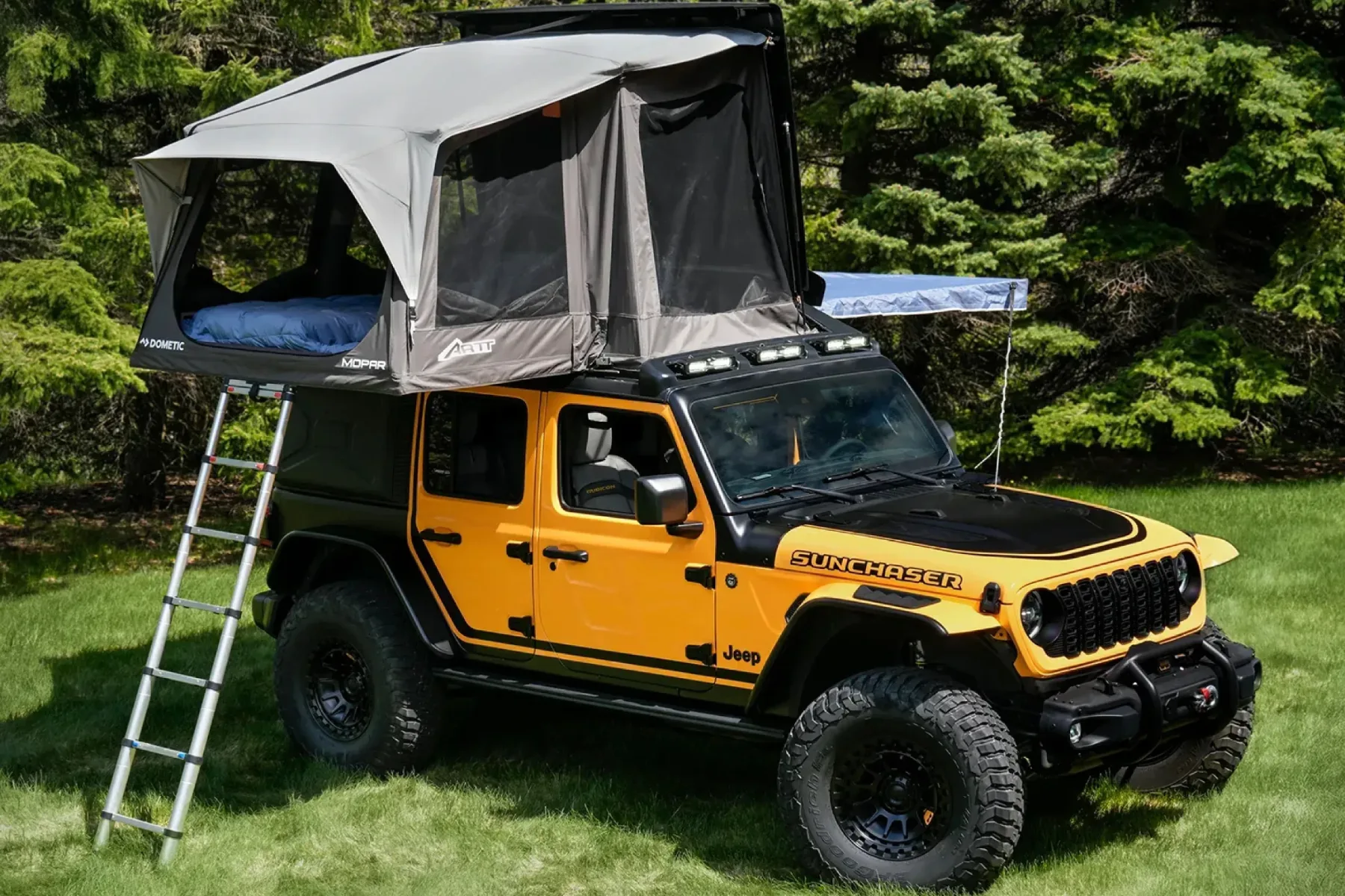 Jeep Wrangler ARTT x Dometic 2025: Overland strešni šotor prihodnosti, ki vas ne bo pustil na tleh