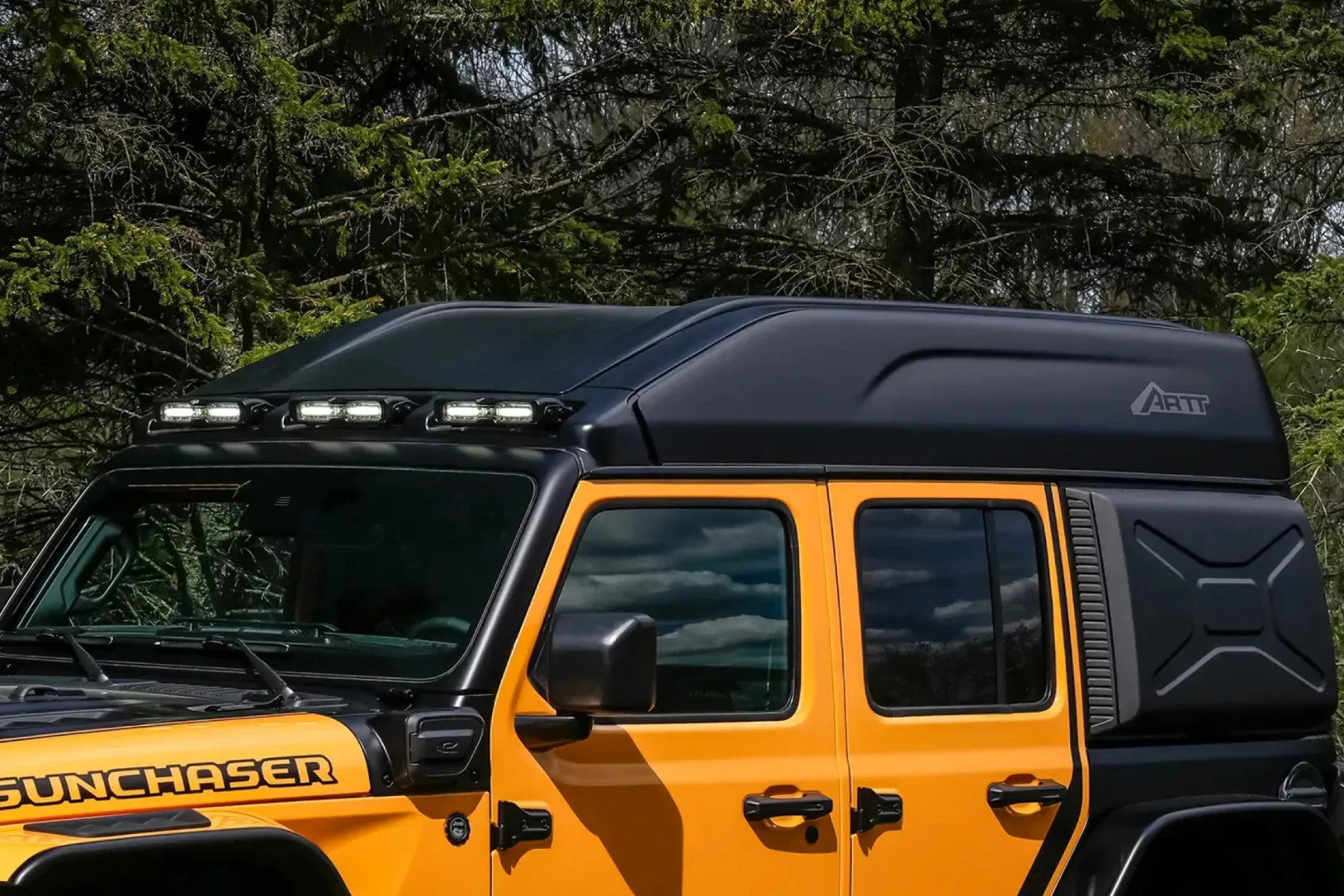 Jeep Wrangler ARTT x Dometic 2025: Overland strešni šotor prihodnosti, ki vas ne bo pustil na tleh