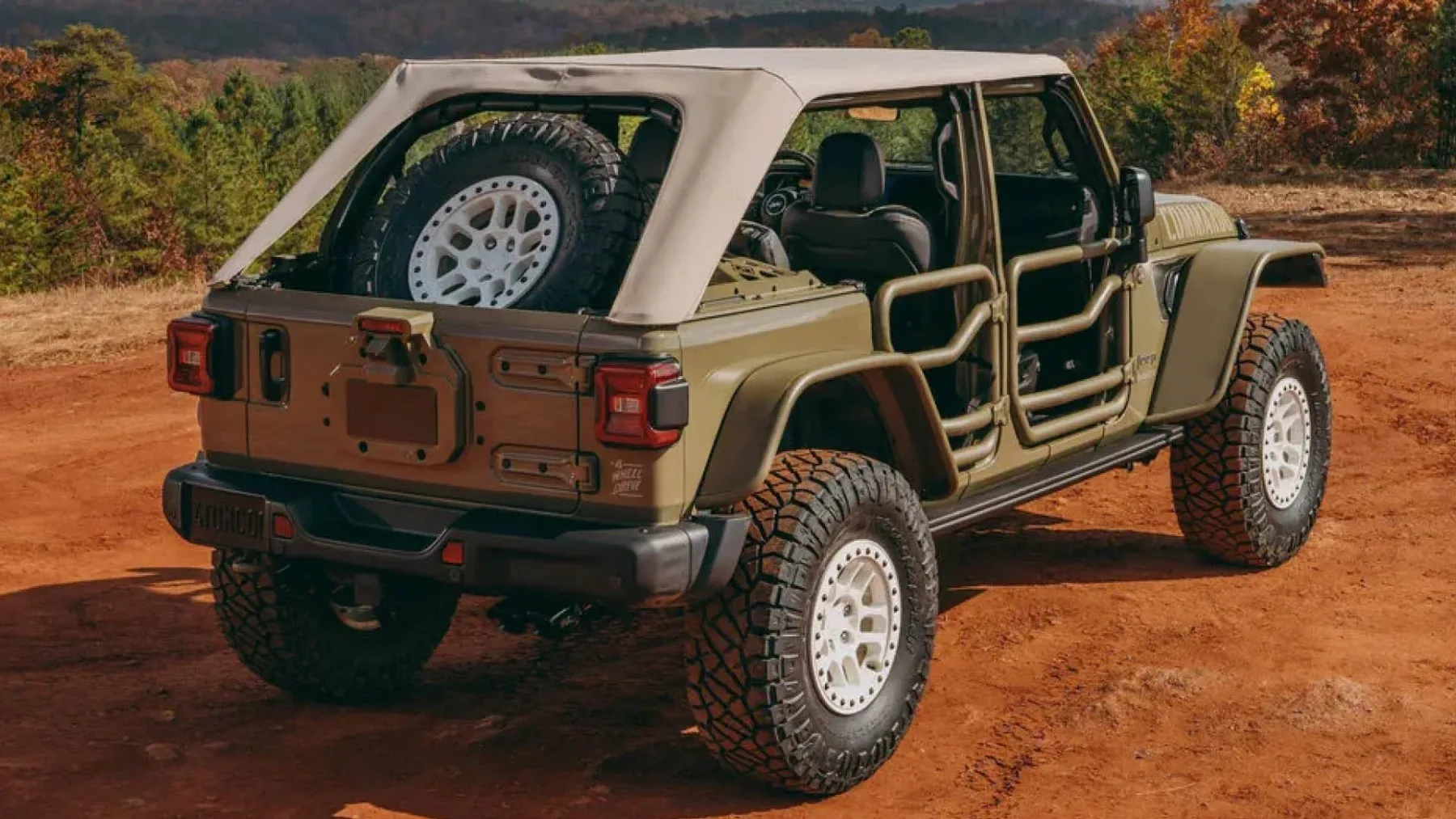 Jeep Wrangler Commando 392 by FOX – vojaški Wrangler s 705 KM in dirkaškim vzmetenjem, omejen na 250 kosov