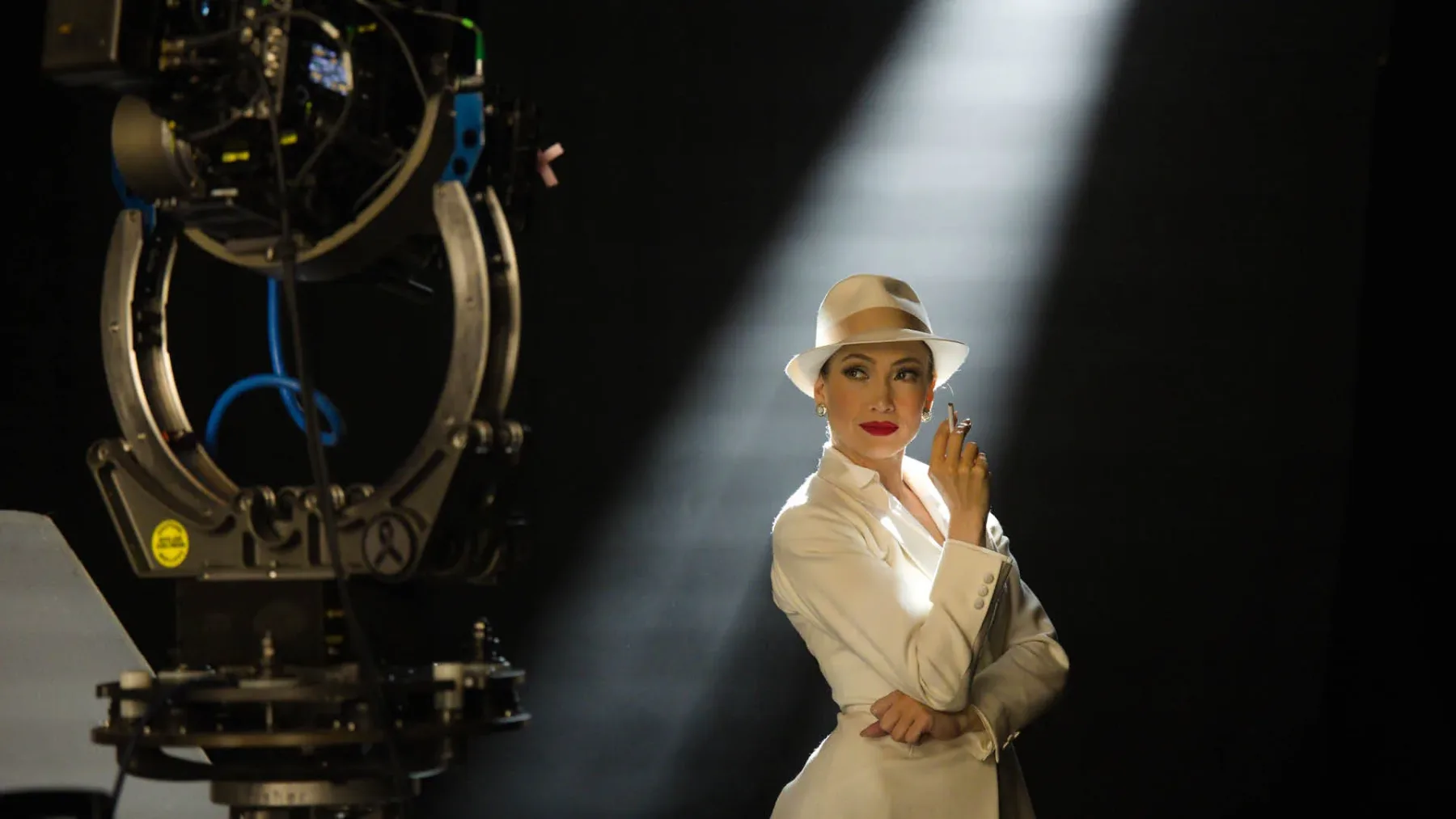 Jennifer Lopez v vlogi kot je še nismo videli: film Kiss of the Spider Woman prihaja kot glamurozna eksplozija emocij, glasbe in poguma
