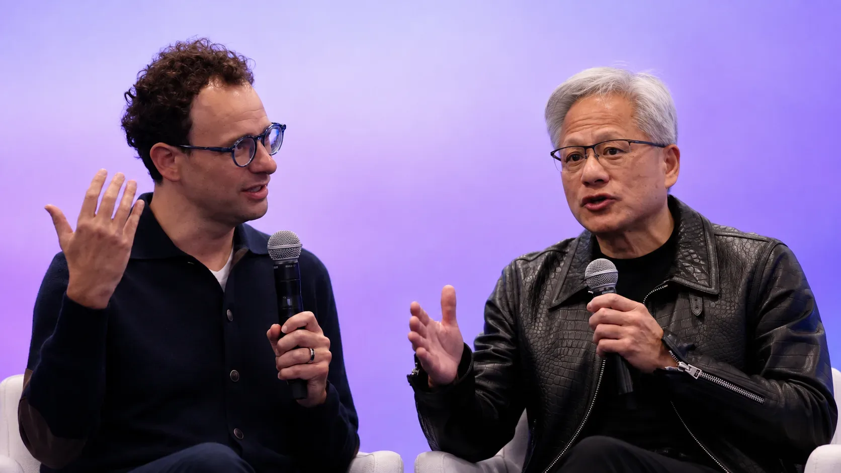 Jensen Huang in Dario Amodei na Dreamforce 2026: Je umetna inteligenca nova industrijska revolucija ali drvenje v prepad?