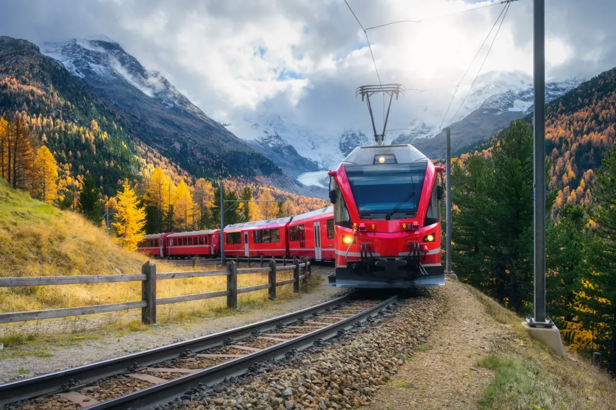 Jesenske počitnice z rdečim vlakom Bernina Express: družinska dogodivščina skozi švicarske Alpe, ki si jih bodo otroci zapomnili – slika 1