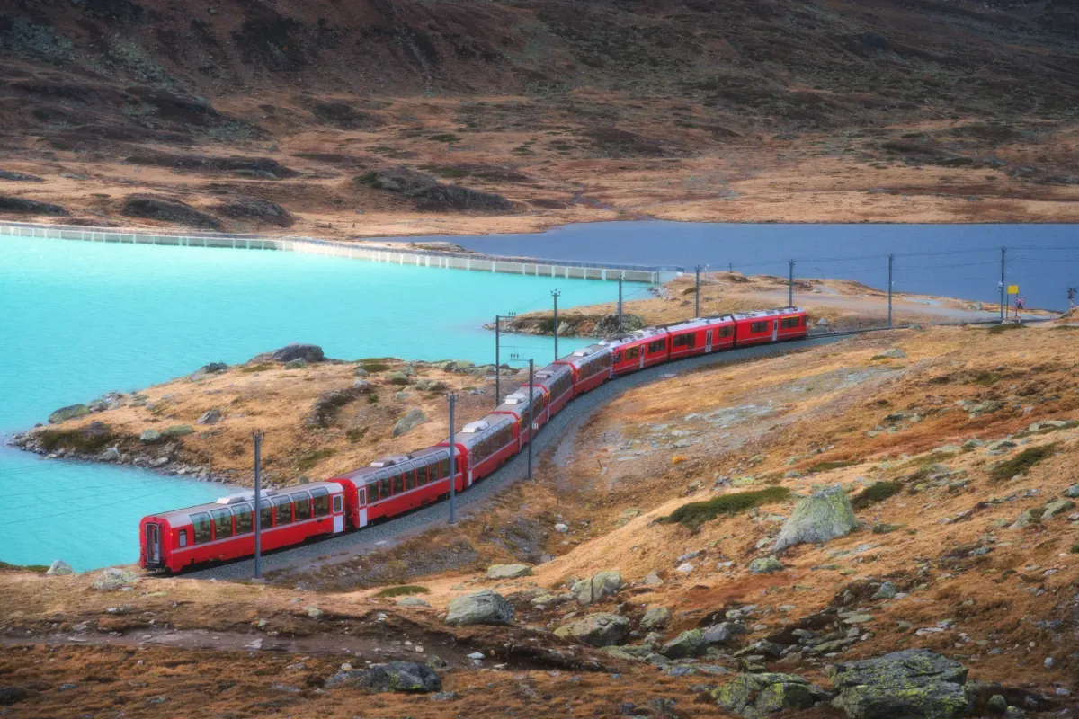 Jesenske počitnice z rdečim vlakom Bernina Express: družinska dogodivščina skozi švicarske Alpe, ki si jih bodo otroci zapomnili – slika 2