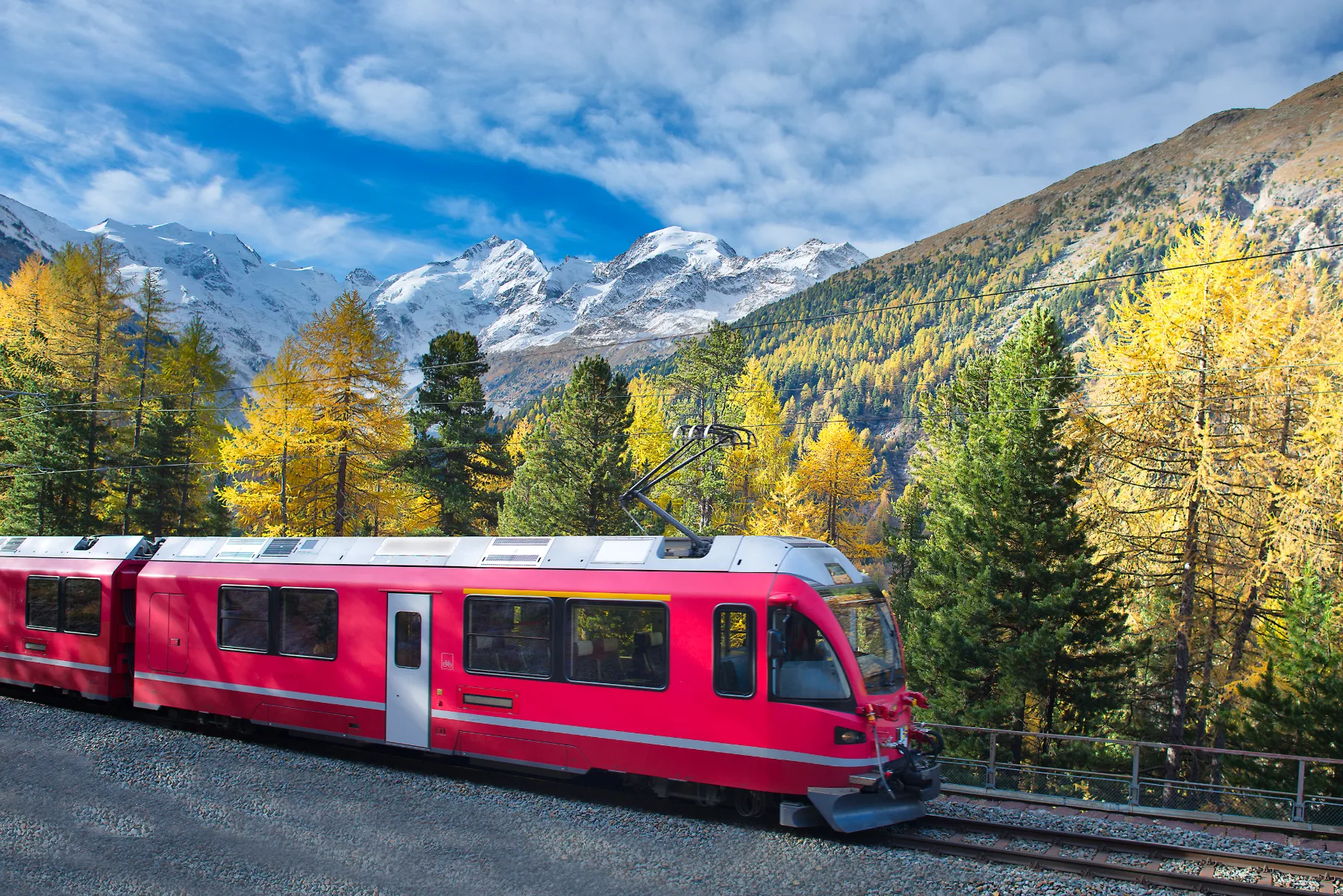 Jesenske počitnice z rdečim vlakom Bernina Express: družinska dogodivščina skozi švicarske Alpe, ki si jo bodo otroci zapomnili