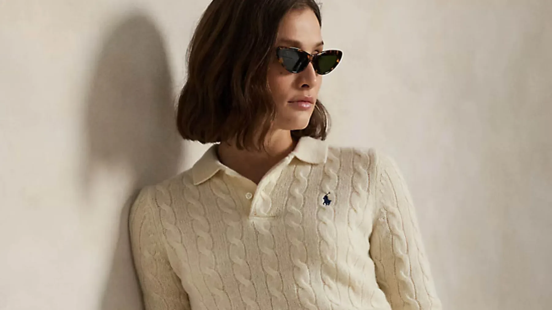 Jesenski “old money” puloverji 2025: vodič po Lacoste, Ralph Lauren in drugih “quiet luxury” modnih klasikah