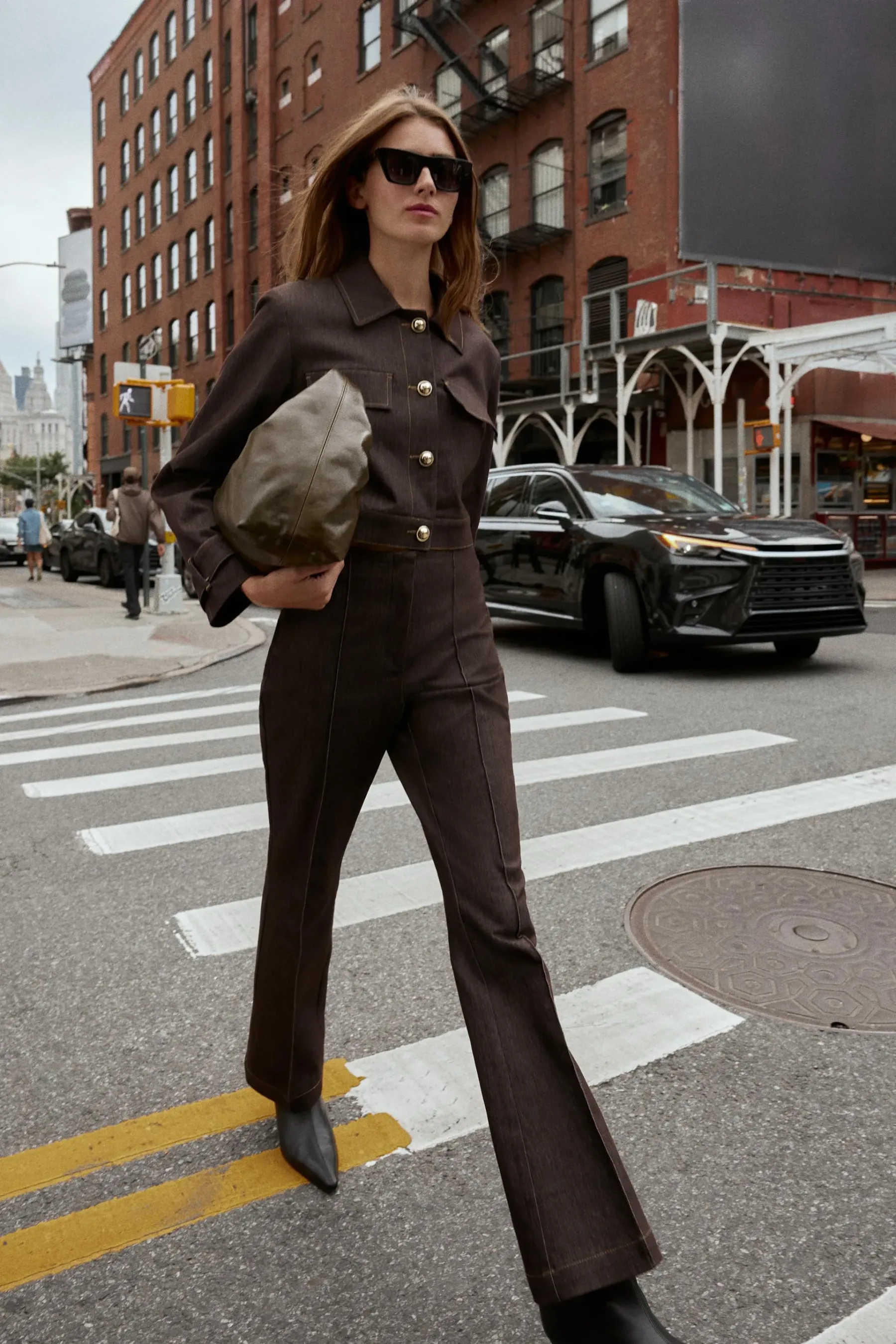 Jesenski trend 2025, ki ga ne morete ignorirati: kako modne ikone nosijo rjave hlače namesto jeansa