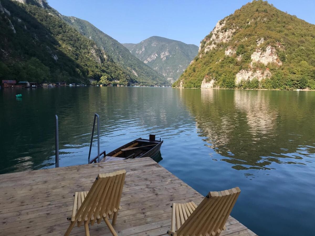 Jezero Perućac (Srbija): počitnice v plavajočih hiškah