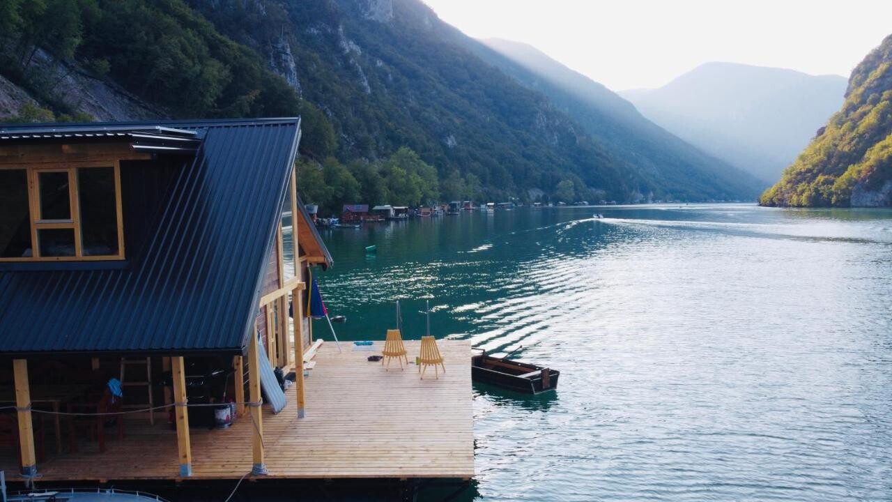 Jezero Perućac (Srbija): počitnice v plavajočih hiškah