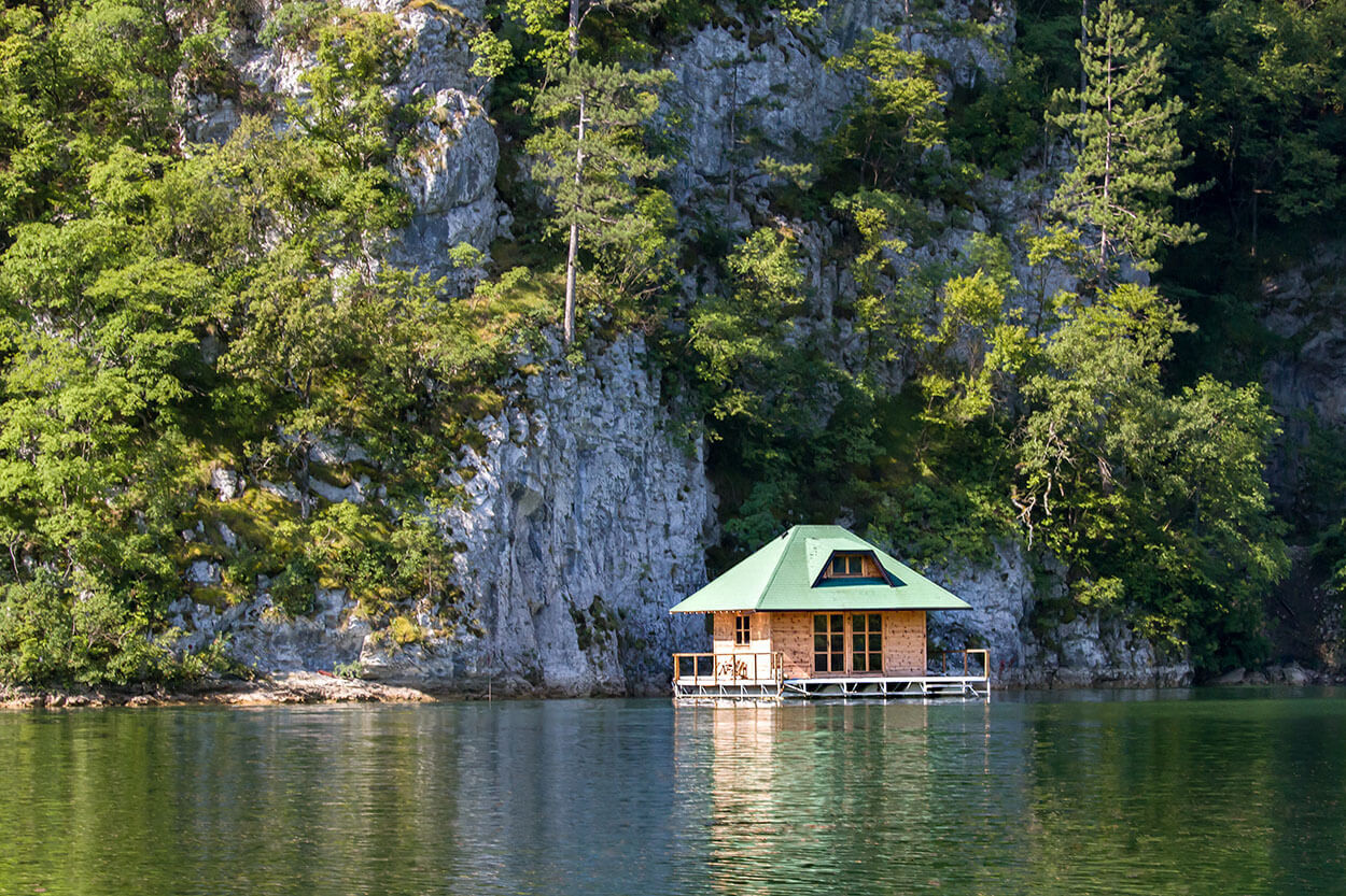 Jezero Perućac (Srbija): počitnice v plavajočih hiškah