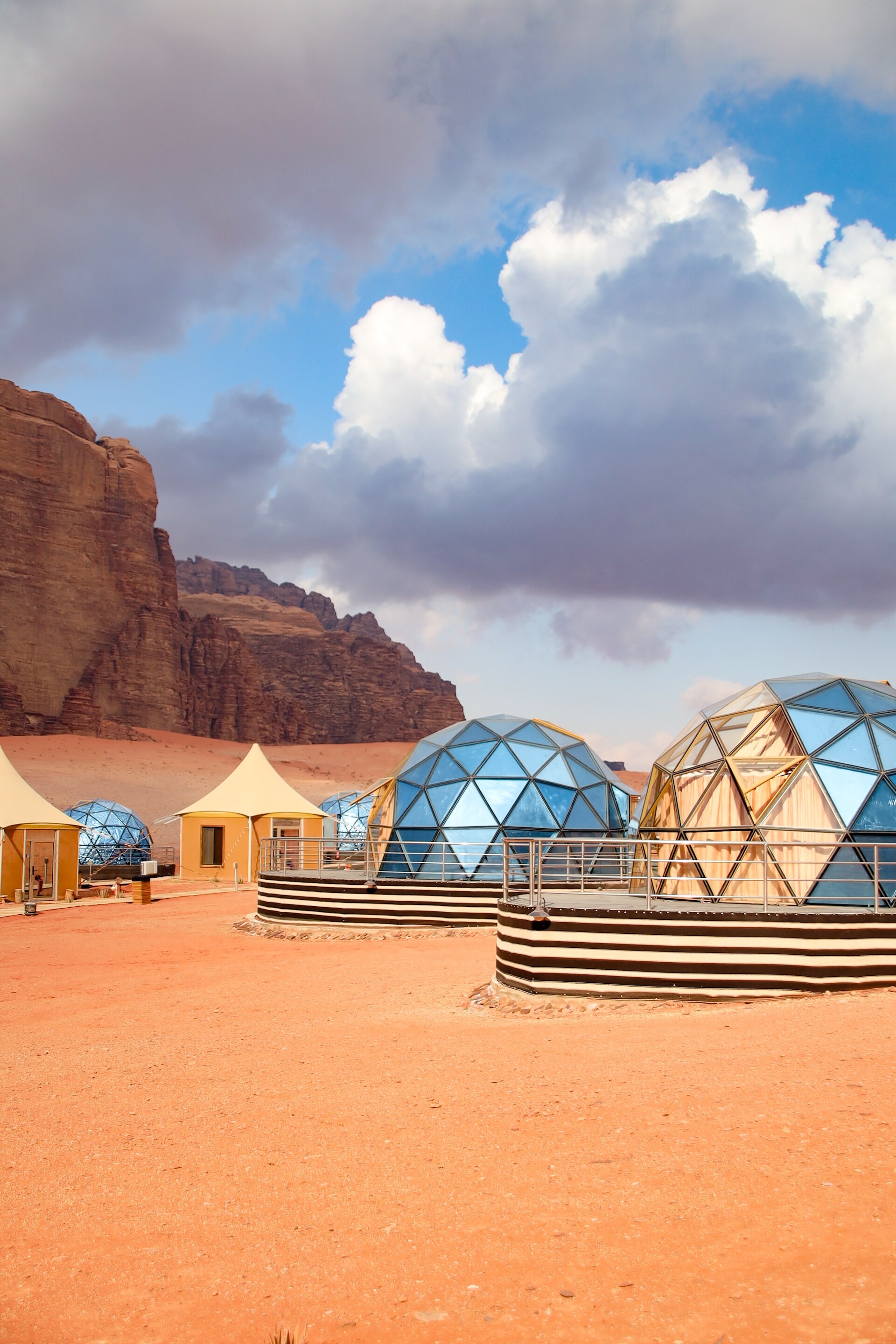 Jordanija: prenočišča sredi puščave Wadi Rum