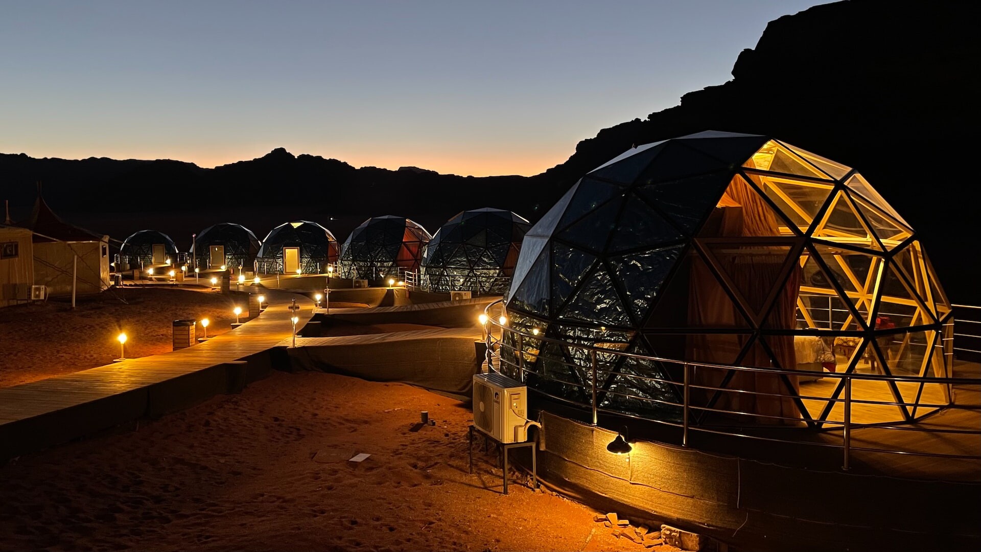Jordanija: prenočišča sredi puščave Wadi Rum