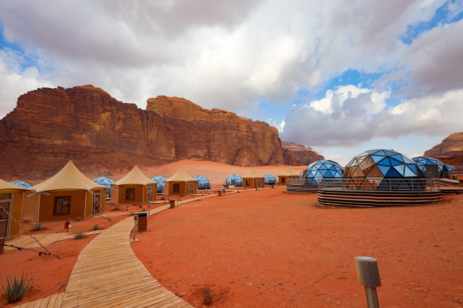 Jordanija: prenočišča sredi puščave Wadi Rum
