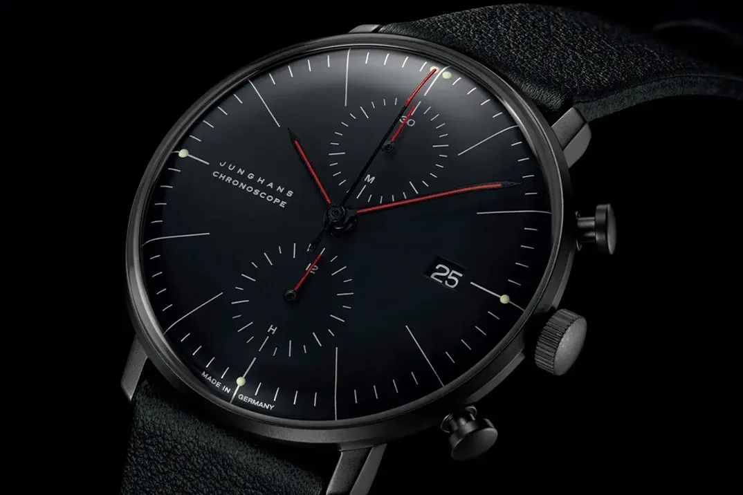 Junghans Max Bill Chronoscope Bauhaus: ikona minimalizma v novi, črni preobleki