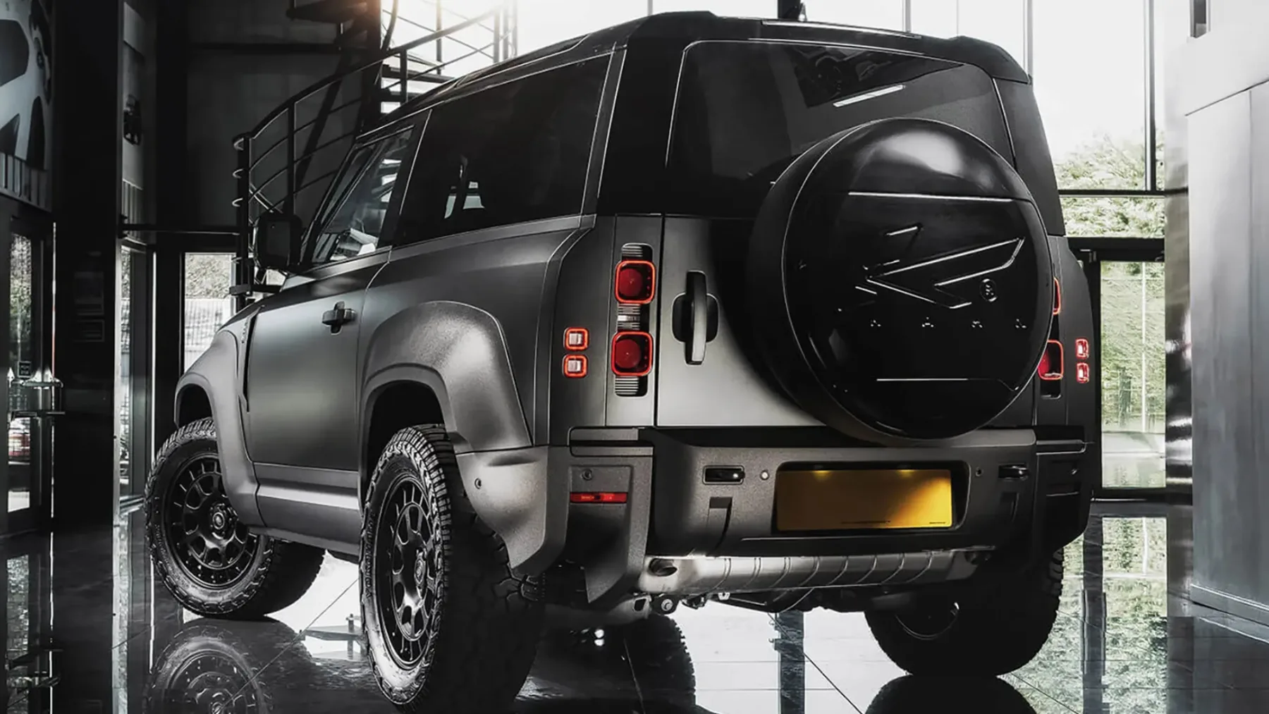 Kahn Design Defender 90 Concept 001 – ko britanski oklepnik sreča modni odštek