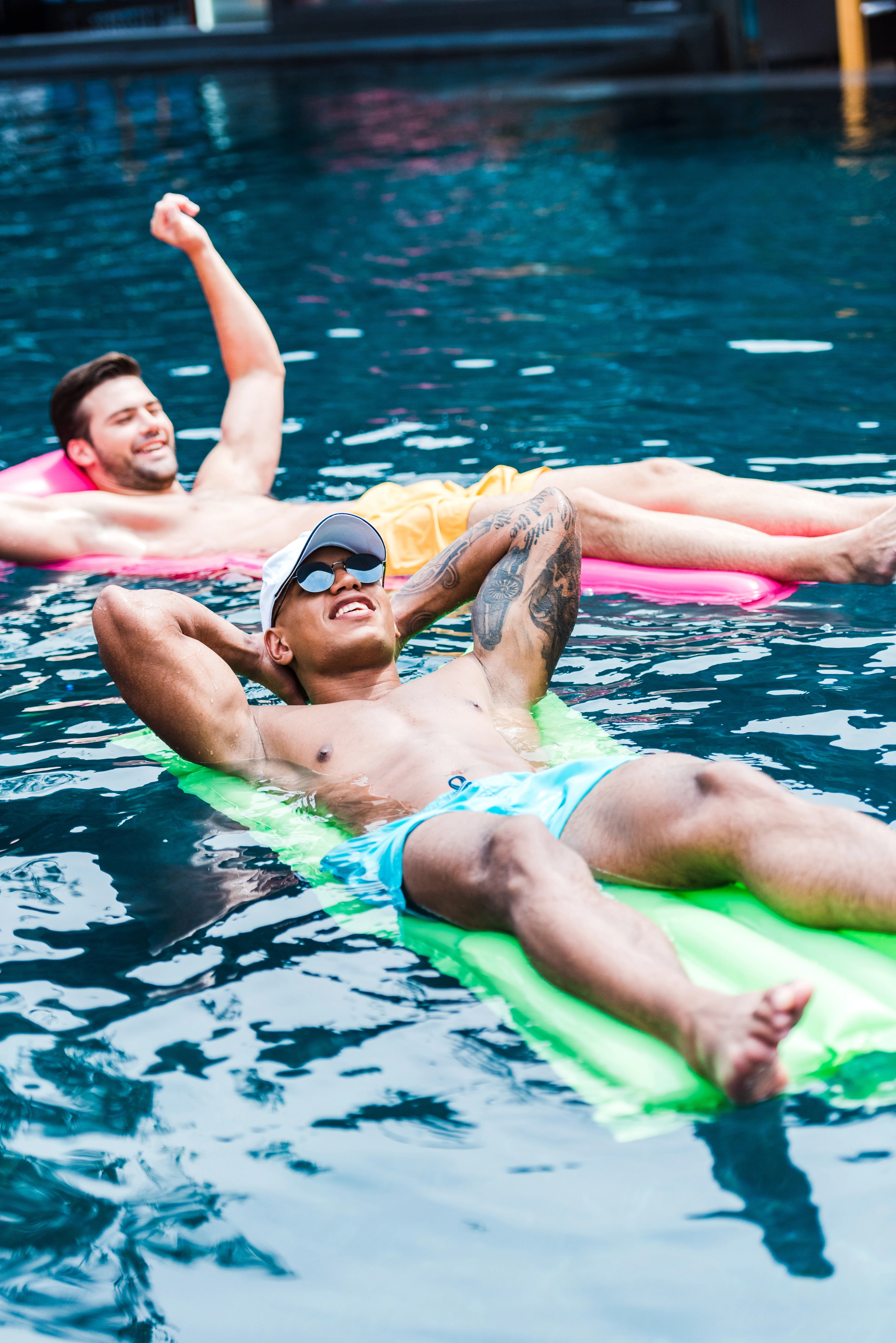 Kaj narediti, če vas na plaži opazuje moški: nasveti za samozavest in uživanje v poletju