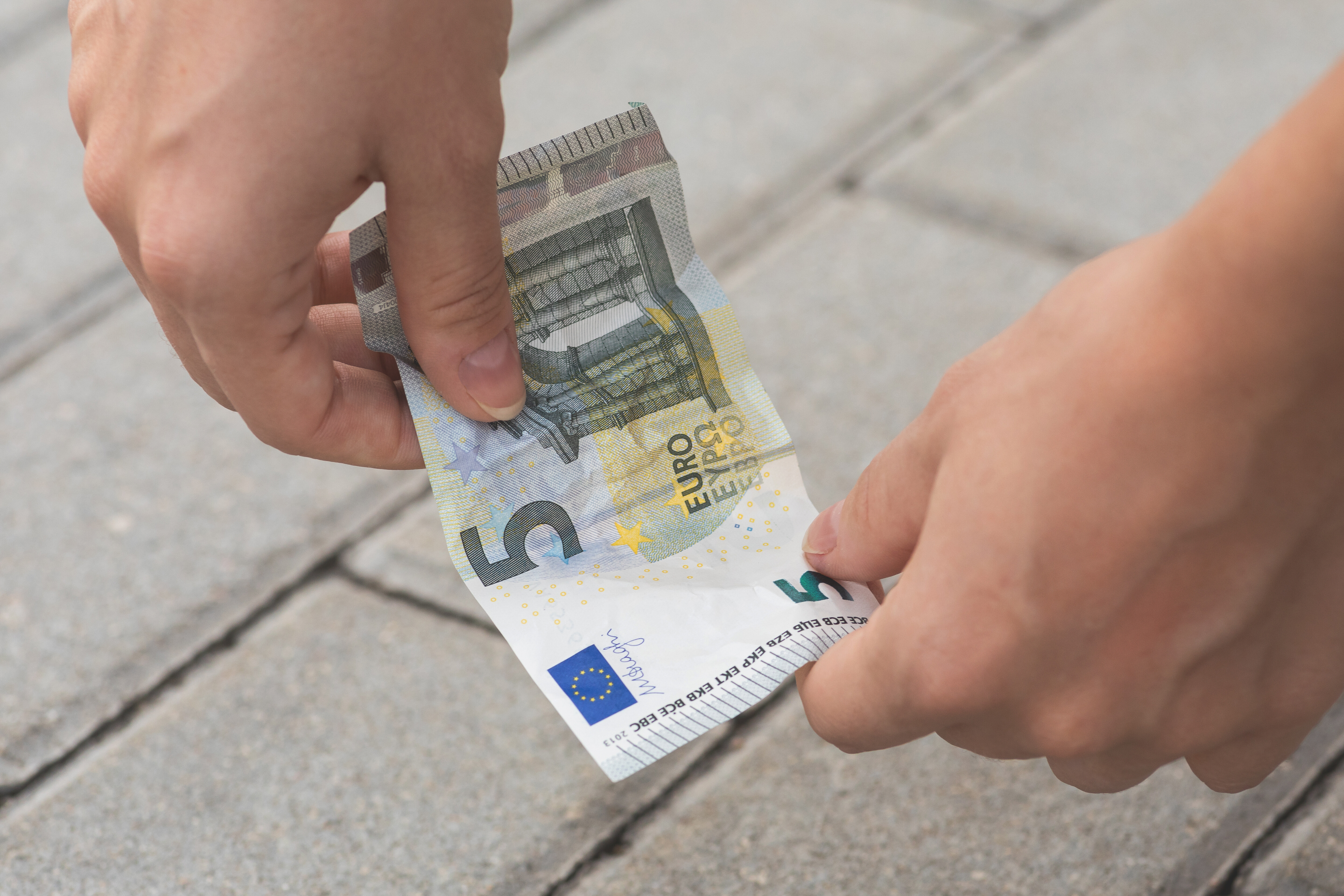 Kaj pomeni, če najdete denar: vas čaka sreča ali je to opozorilni znak?