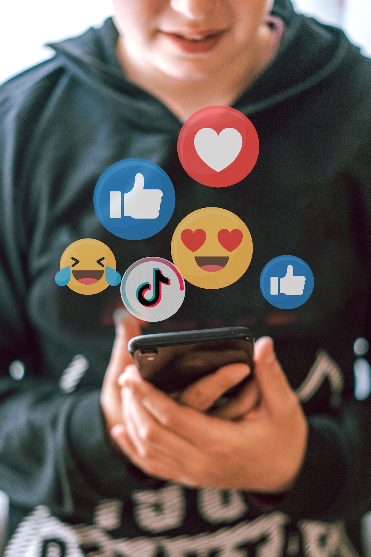 Kaj pomenijo različni srčni emojiji: naučite se jih pravilno uporabljati