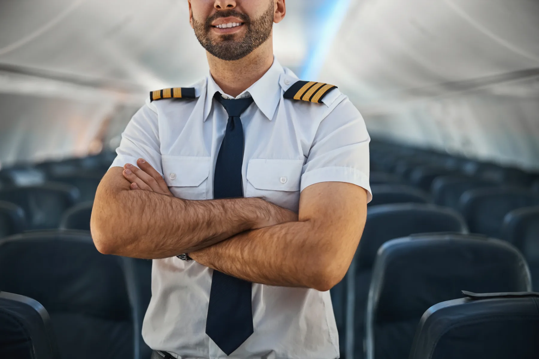 Kaj pomenijo rumene črte na ramenih pilotske uniforme?