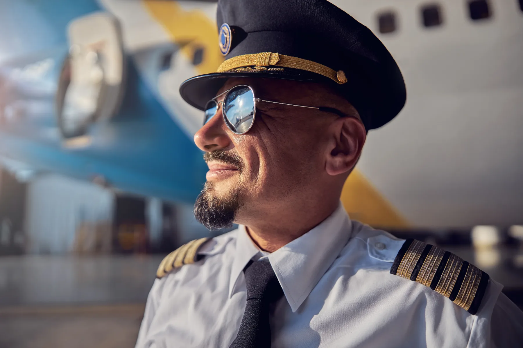 Kaj pomenijo rumene črte na ramenih pilotske uniforme?