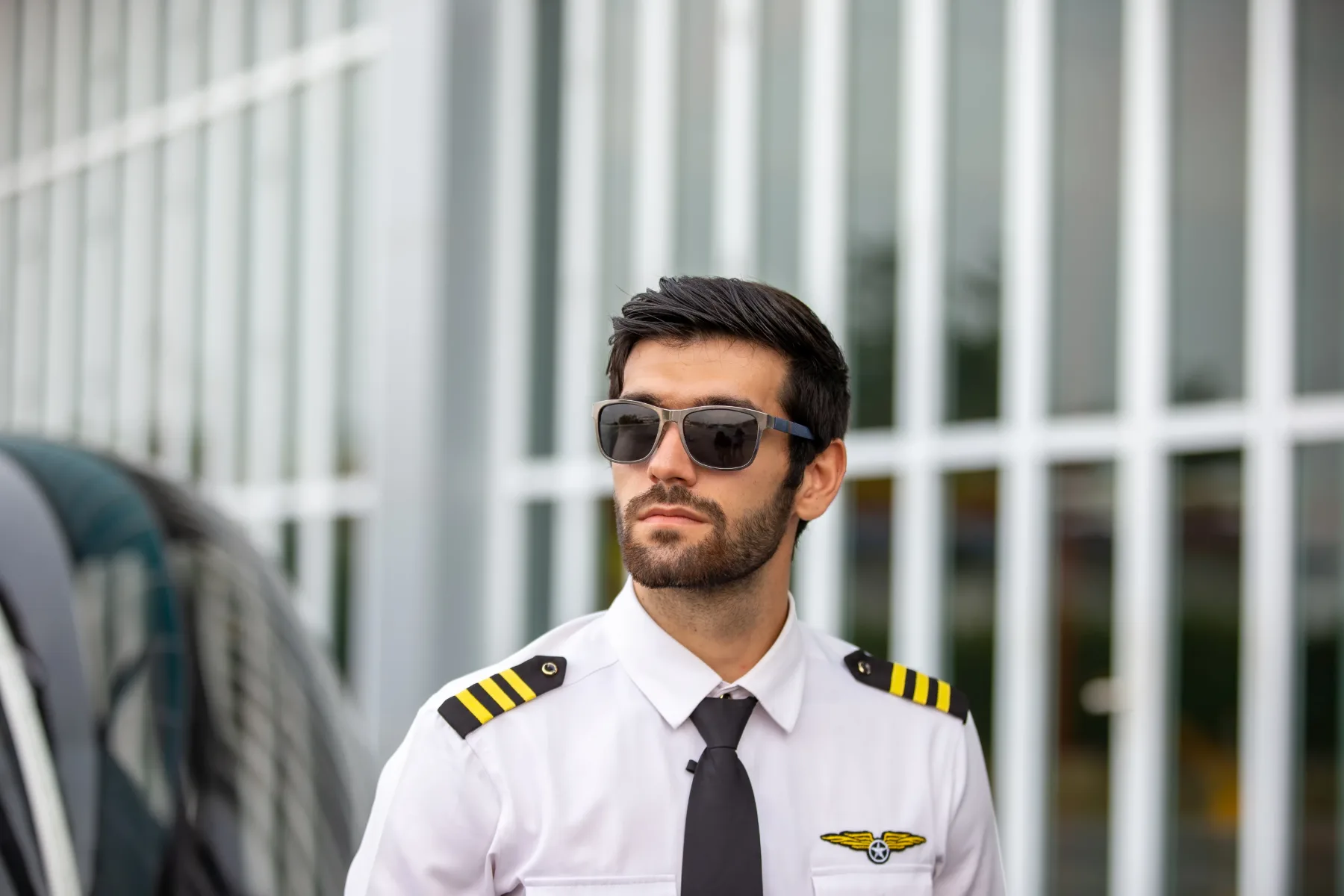 Kaj pomenijo rumene črte na ramenih pilotske uniforme?