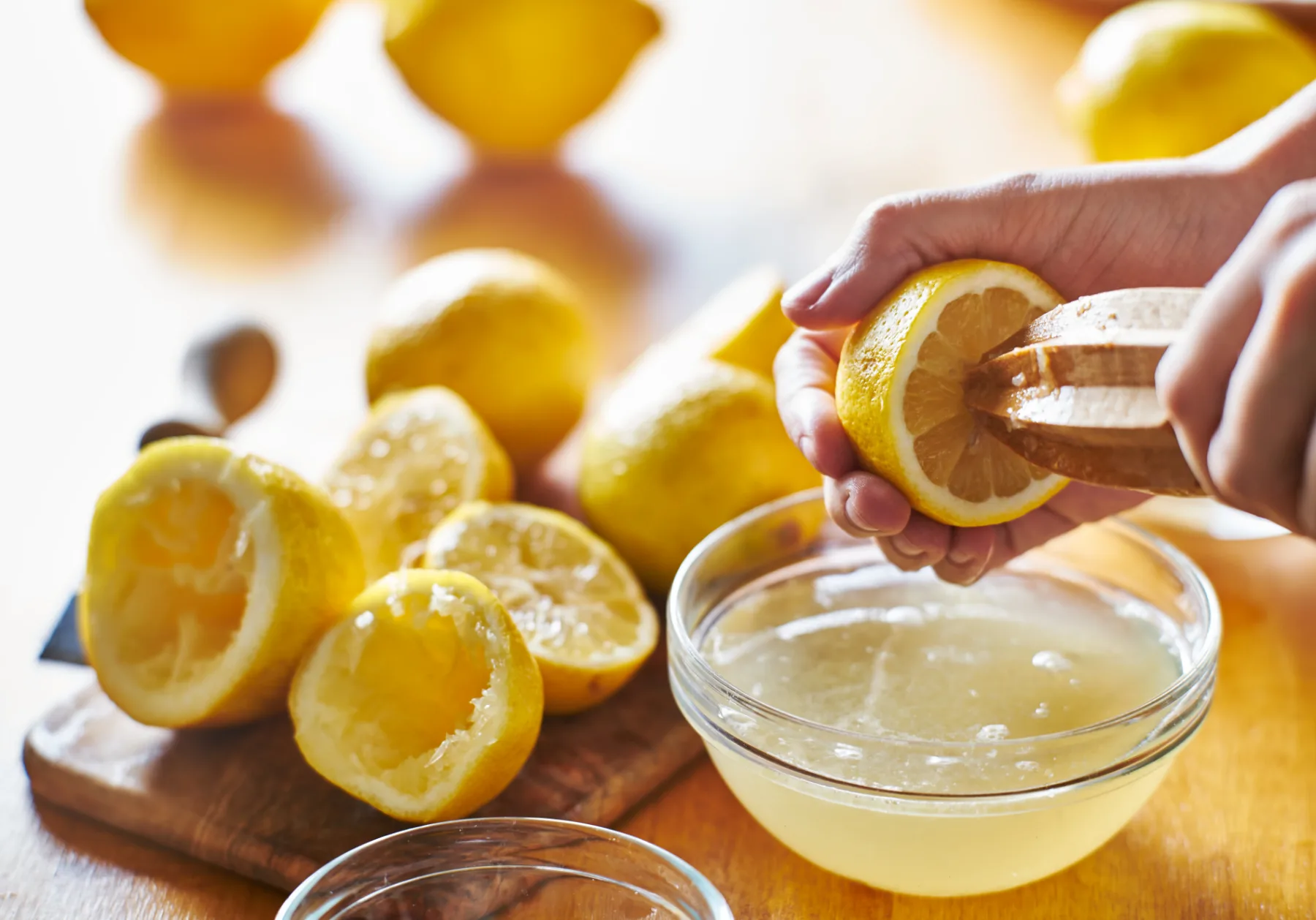 Kaj se zgodi, ko v WC kotliček zlijete limonin sok? Toaletni trik, ki ga ne poznate – pa bi ga morali!