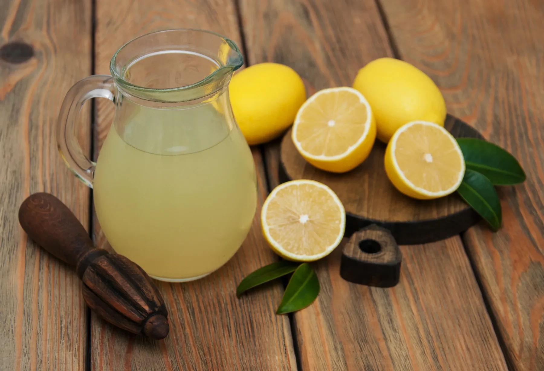 Kaj se zgodi, ko v WC kotliček zlijete limonin sok? Toaletni trik, ki ga ne poznate – pa bi ga morali!