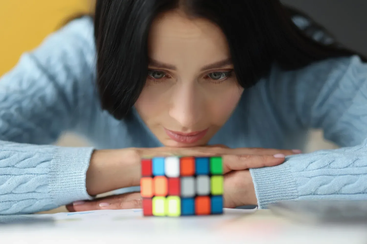 Kaj tvoj dom pove o tvojem IQ-ju? Če imaš TO stvar na polici, si verjetno zelo inteligenten!