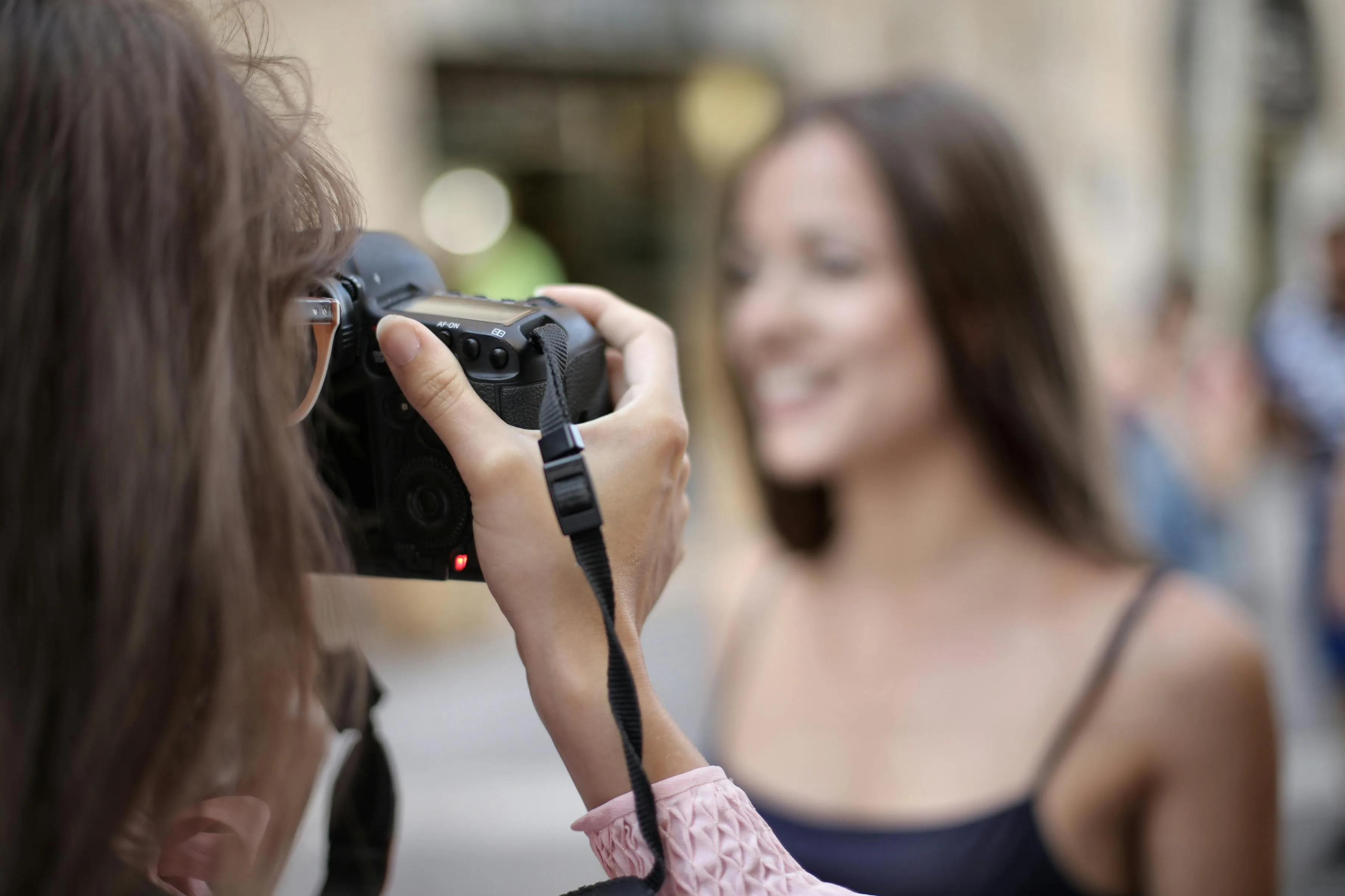 Kaj vaša poza na fotografijah razkrivajo o vas? Strokovnjaki za govorico telesa pojasnjujejo