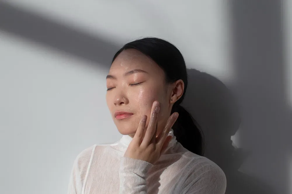 Kako do “glass skin” v samo 5 dneh: Domača čudežna krema za sijočo kožo, brez Instagram filtrov