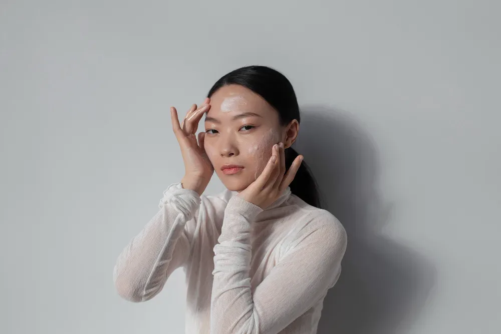 Kako do “glass skin” v samo 5 dneh: Domača čudežna krema za sijočo kožo, brez Instagram filtrov