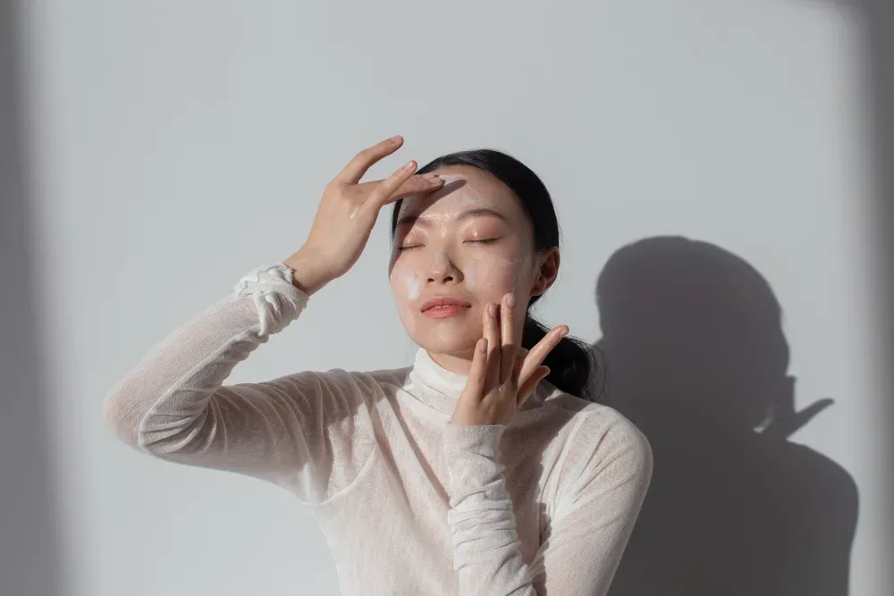 Kako do “glass skin” v samo 5 dneh: Domača čudežna krema za sijočo kožo, brez Instagram filtrov