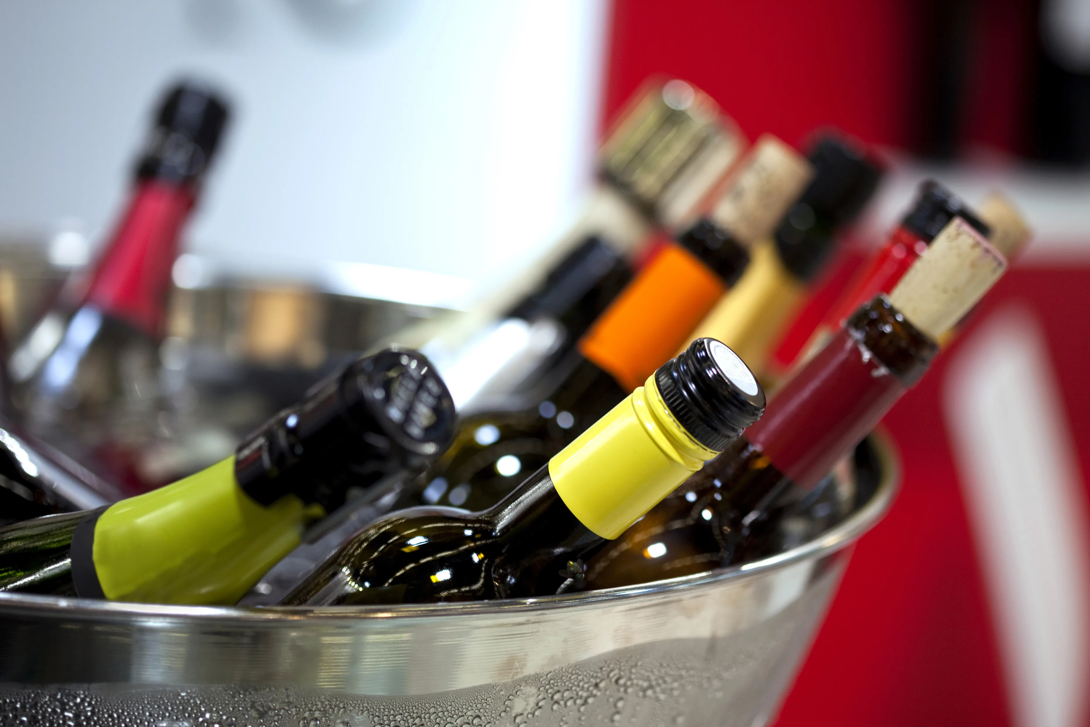 Kako hitro ohladiti vino: trik za hladno vino v le 7 minutah