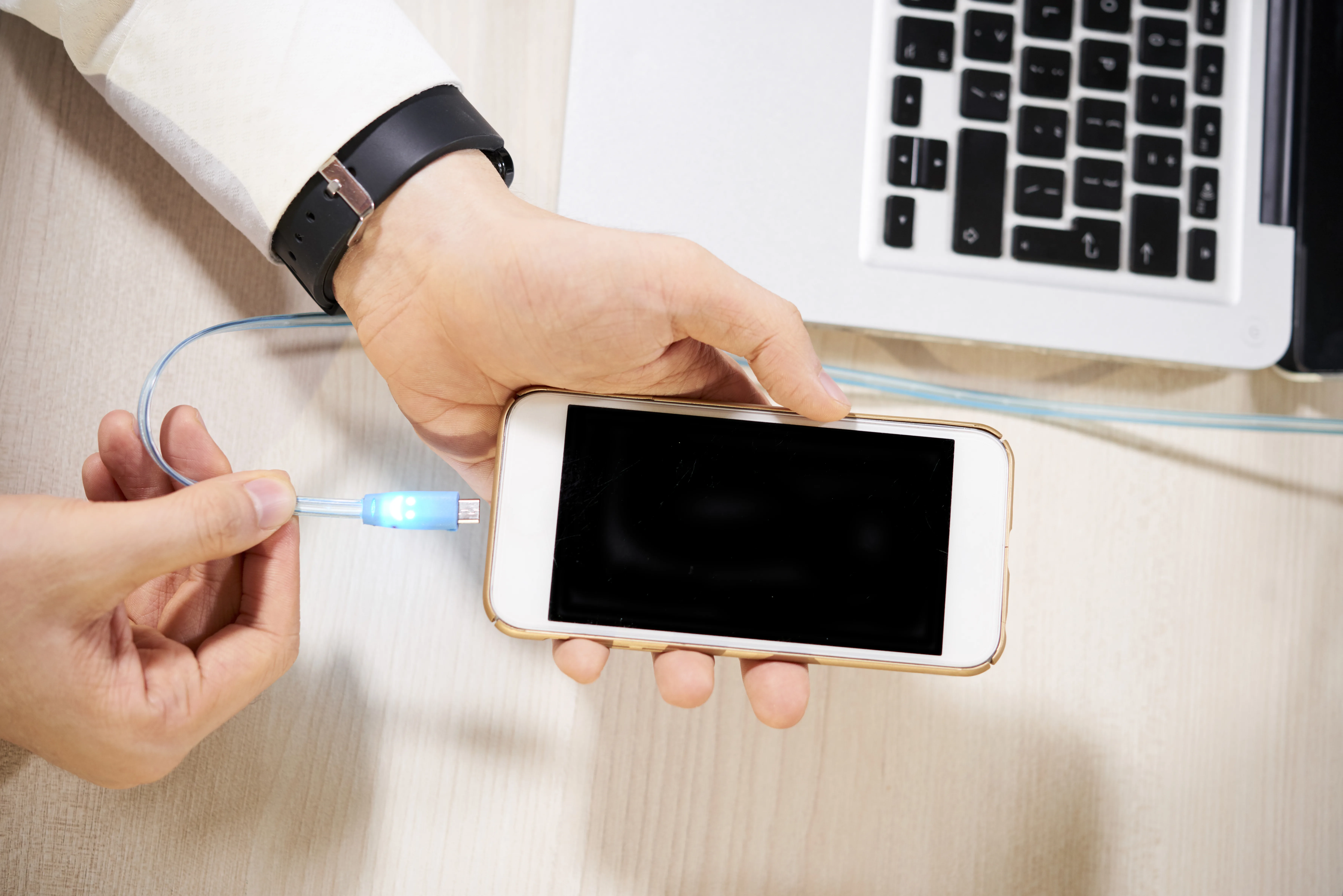 Kako najhitreje napolniti telefon? Upoštevajte te nasvete…