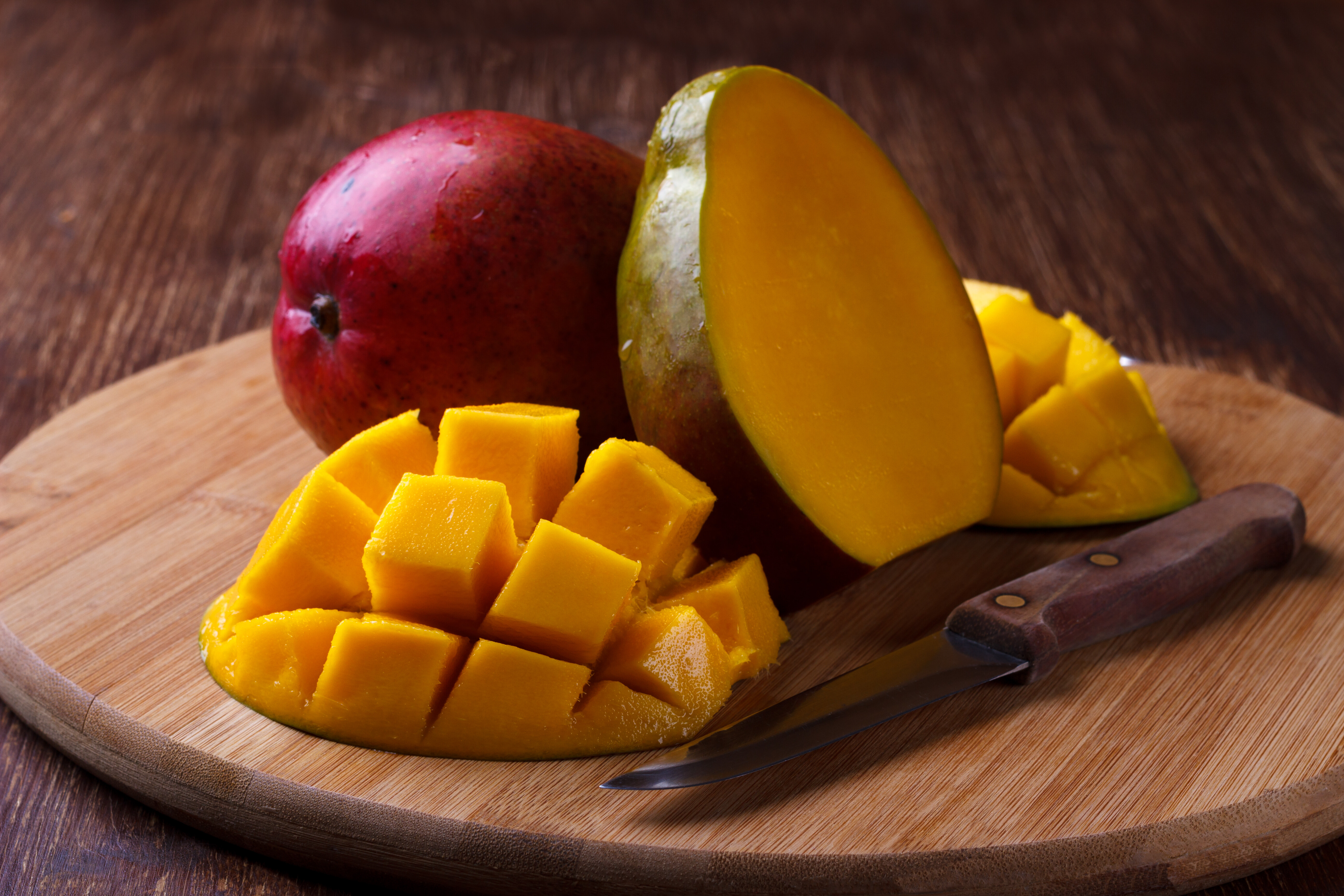 Kako najlažje olupiti in narezati mango (video)