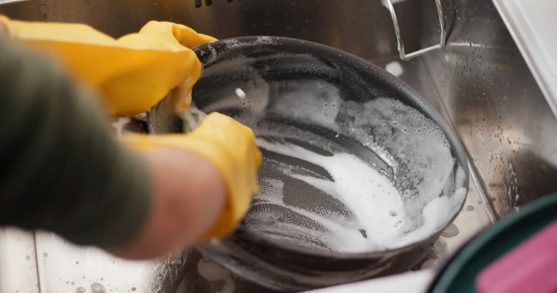 Kako obnoviti premaz na “non-stick” ponvi: trik, ki podaljša življenjsko dobo vaše posode – vi pa prihranite denar