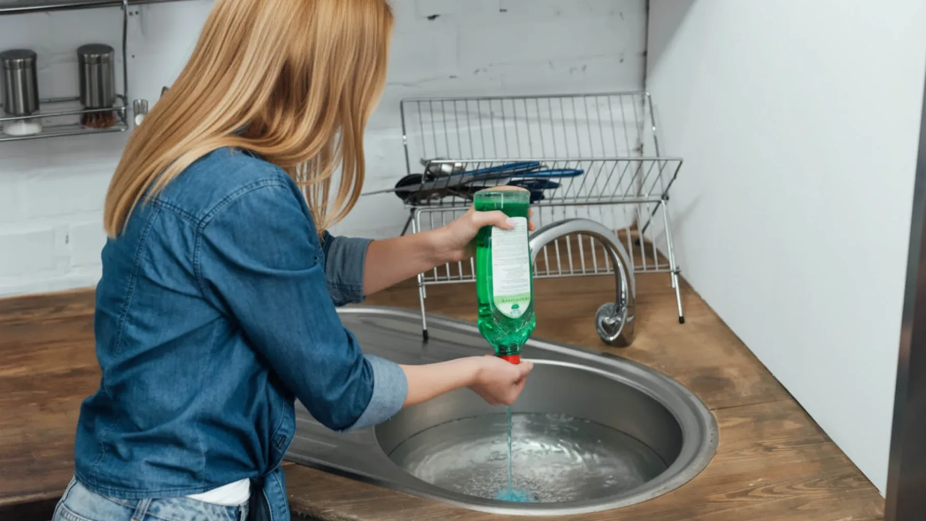 Kako odmašiti odtok pomivalnega korita v 60 sekundah – brez sode bikarbone, brez kisa in brez komplikacij