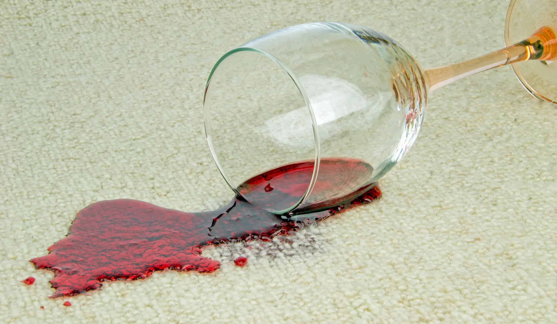 Kako odstraniti madež rdečega vina? Uporabite trik z 2 sestavinama, ki ju že imate v kuhinji!