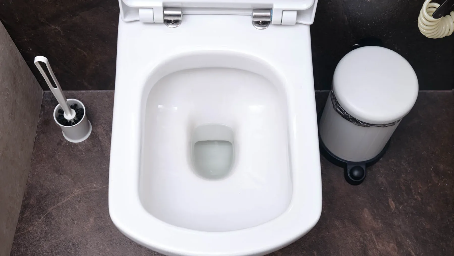 Kako odstraniti trdovratne madeže trde vode v WC školjki – brez čarovnije, samo s sodo bikarbono in kisom