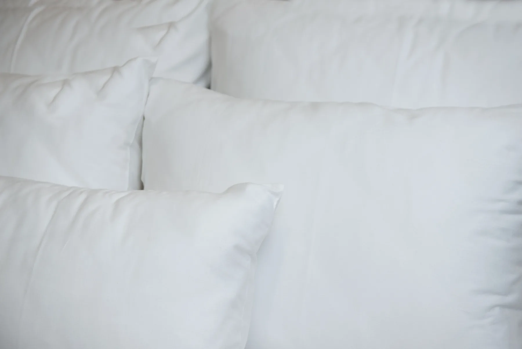 Kako oprati vzglavnik v stroju, da bo spet snežno bel: Trik za hotelsko svežino kot v hotelu InterContinental