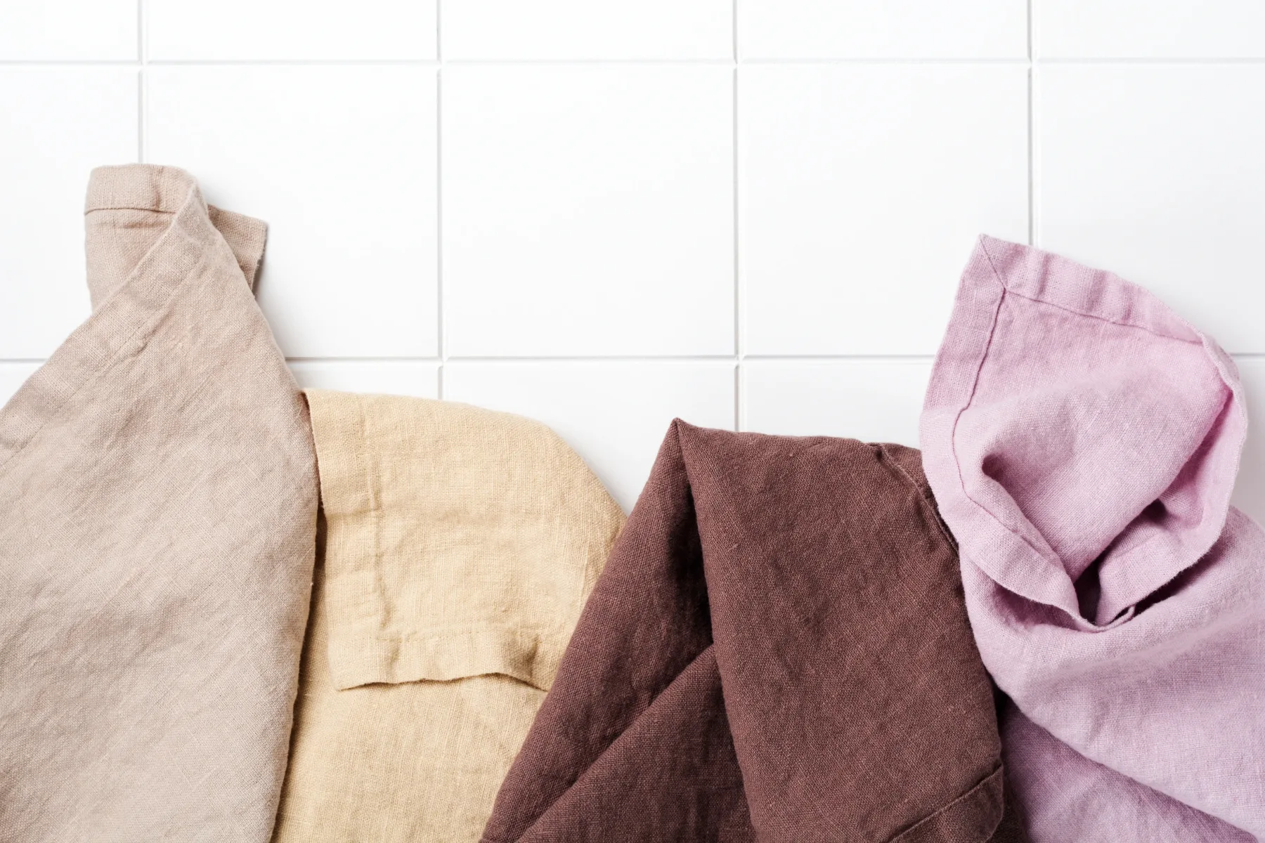 Kako prati lanene rjuhe, da ostanejo mehke, elegantne in ne izgledajo kot zmečkan boho prt