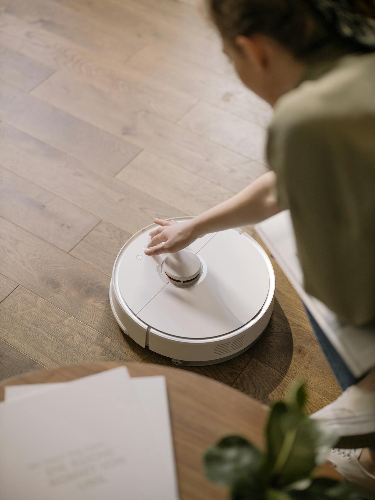 Kako pravilno čistiti robotski sesalnik: naredite to enkrat na mesec, da ohranite njegovo učinkovitost