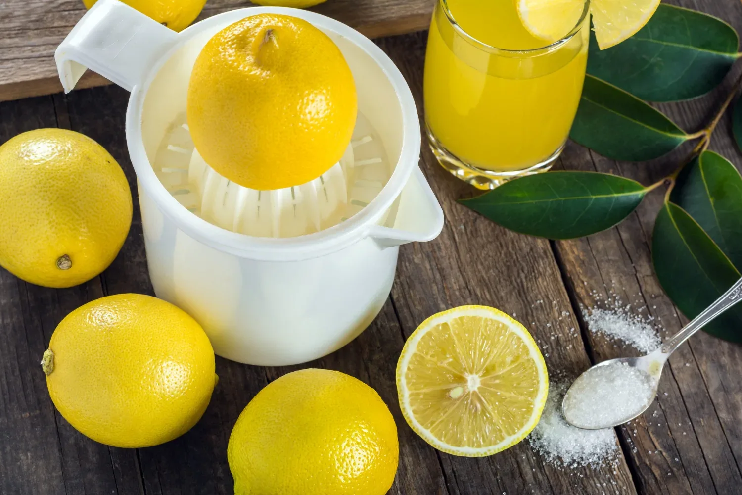 Kako pravilno stepati beljake? Skrivnostni trik slaščičarjev za popolno čvrstost in brezhibno strukturo